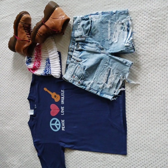 Vintage Hippie Tshirt peace love and Ukulele - Picture 2 of 13